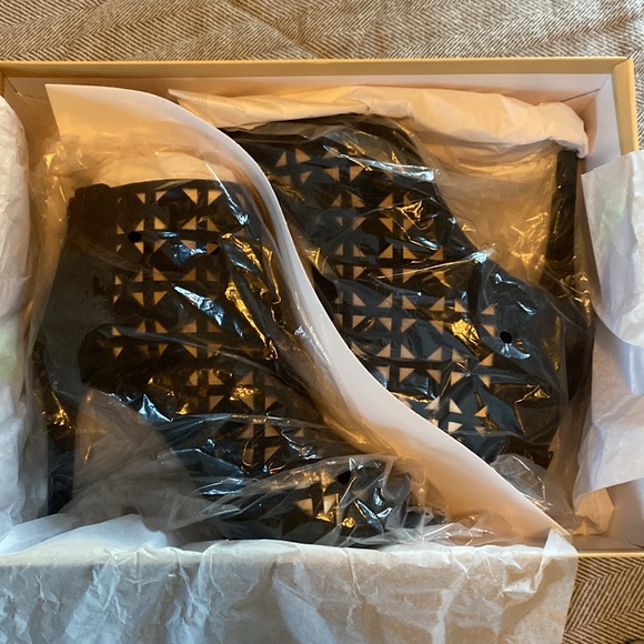 MICHAEL Michael Kors Ivy Bootie. Black. Size 10. - Picture 13 of 16